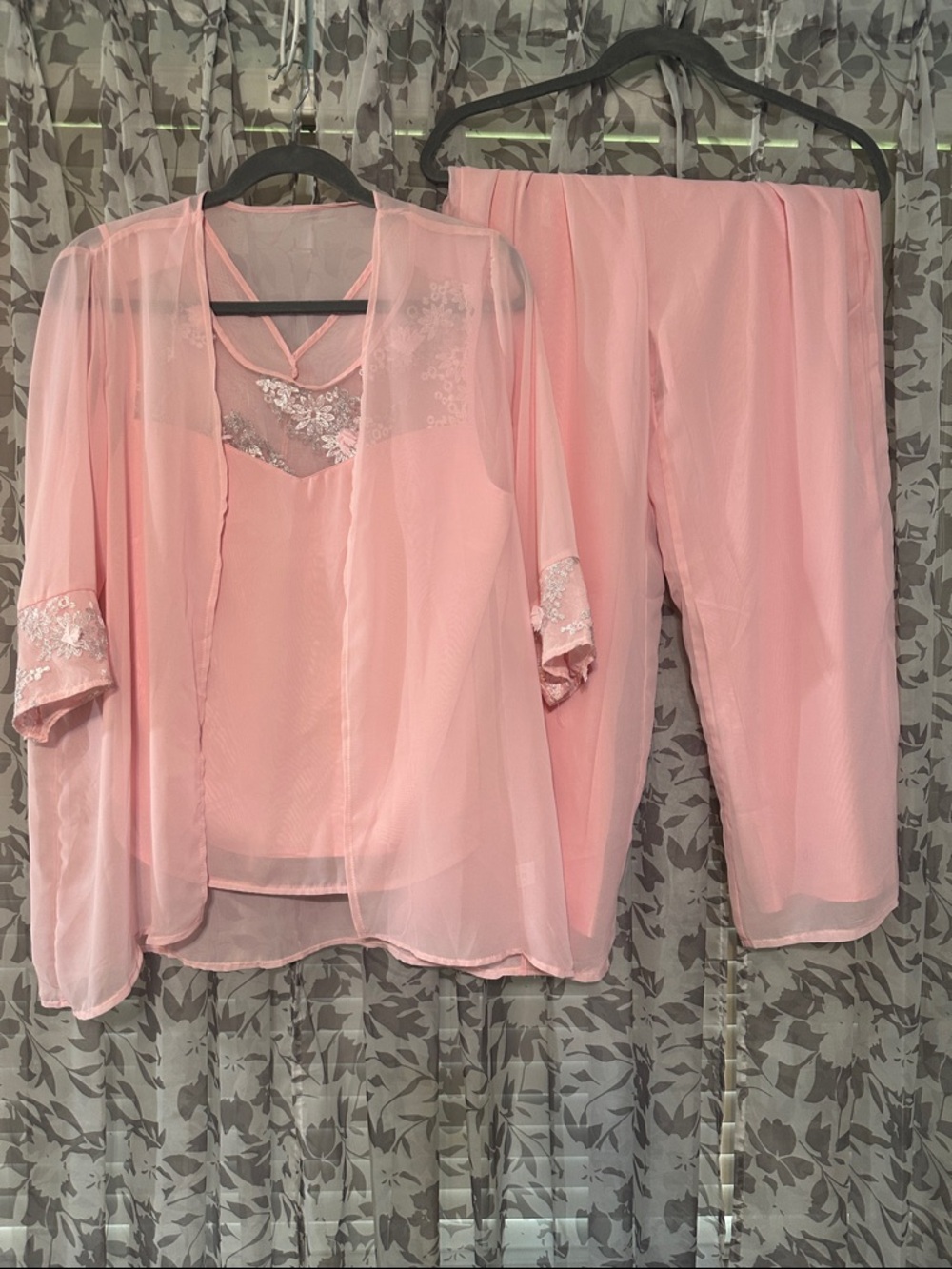 Source Unknown Sheer Lace-Trim Three-Piece suit for a wedding - Light Pink